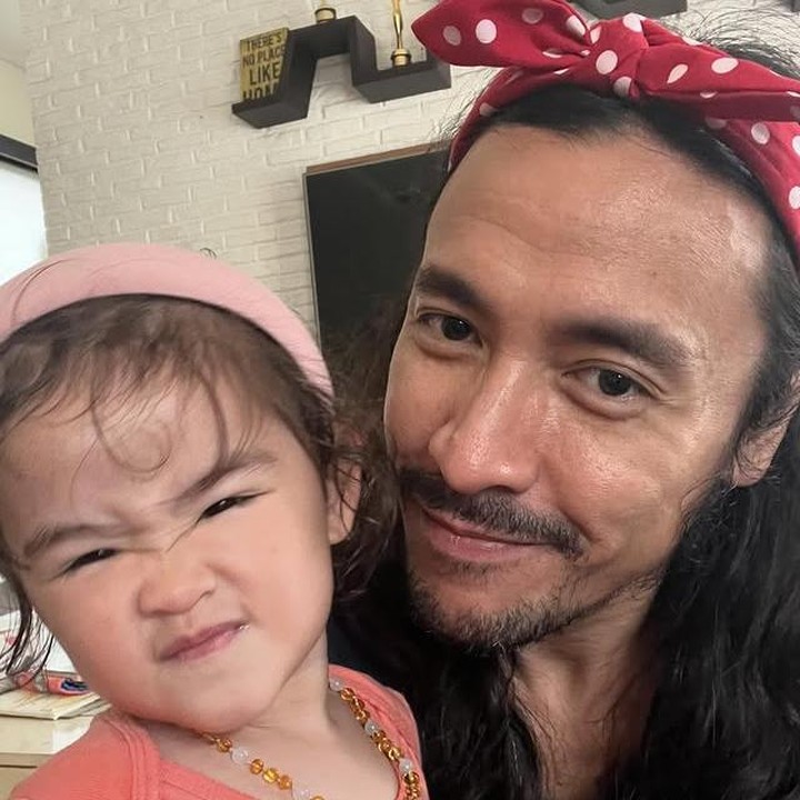 <p>Marcello Tahitoe alias Ello menikah dengan Cindy Maria pada tahun 2022. Dari pernikahannya tersebut, pasangan telah dikaruniai dua putri yang diberi nama Dunia Tahitoe dan Darah Tahitoe. Beberapa waktu lalu, momen lucu terekam saat sang putri sulung, Dunia, mendandani sang Ayah. Dalam unggahannya di Instagram, Ello diminta untuk memakai bando bermotif polkadot di kepalanya. &ldquo;Udah mulai didandanin sama Dunia ini... gimana ini anaknya <em>@cindymariatahitoe</em>???&rdquo; tulis Ello dengan nada bercanda di akun Instagramnya. (Foto: Instagram @marcello_tahitoe)</p>