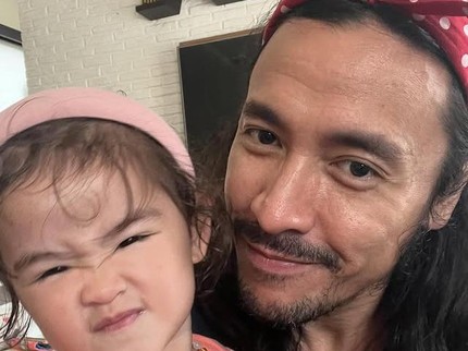 5 Potret Ayah Artis Didandanin Putrinya, Marcello Tahitoe Pakai Bando Polkadot