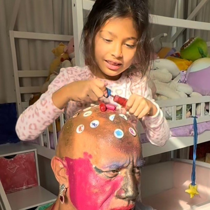 <p>Pemeran film <em>Fast &amp; Furious</em>, Dwayne Johnson atau akrab disapa&nbsp;The Rock, menikah dengan Lauren Hashian pada tahun 2019. Dari pernikahannya, pasangan ini telah dikaruniai dua putri cantik. Momen kebersamaan bersama kedua anaknya, Jasmine dan Tiana sering&nbsp;kali mencuri perhatian publik. Lewat akun Instagram <em>@therock</em>, The Rock membagikan video lucu saat dirinya dirias oleh kedua putrinya. &ldquo;Dimulai saat Jazzy dan Tia bertanya, &lsquo;Ayah, bolehkah kami memakaikan sedikit <em>eye shadow</em>?&rsquo; dan saya menjawab, &lsquo;Ya, tapi cepat saja dan buat yang keren, soalnya Ayah harus pergi ke gym,&rsquo;&rdquo; tulis The Rock lewat Instagramnya. (Foto: Instagram @therock)</p>