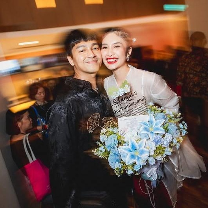 <p>Belum lama ini, Deva terlihat hadir di hari pertama penayangan film <em>Abadi Nan Jaya</em> untuk memberikan dukungan kepada sang istri. &ldquo;Selamat untuk film barumu, Sayang,&rdquo; tulis Deva dikutip dari laman Instagram <em>@devamahenra</em>. (Foto: Instagram @devamahenra)</p>