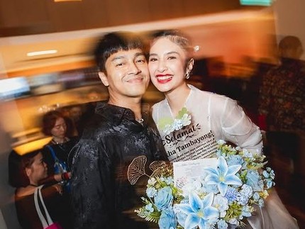 5 Potret Mikha Tambayong & Deva Mahenra, Pasutri Artis yang Lagi Hits di Dunia Akting