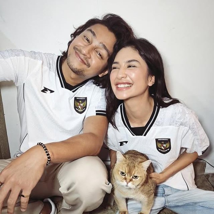 <p>Pasangan artis Mikha Tambayong dan Deva Mahenra menikah pada 28 Januari 2023. Meski sudah dua tahun menjalin rumah tangga, keduanya selalu tampil romantis tiap kali potretnya tersebar di media sosial, Bunda. (Foto: Instagram @devamahenra)</p>