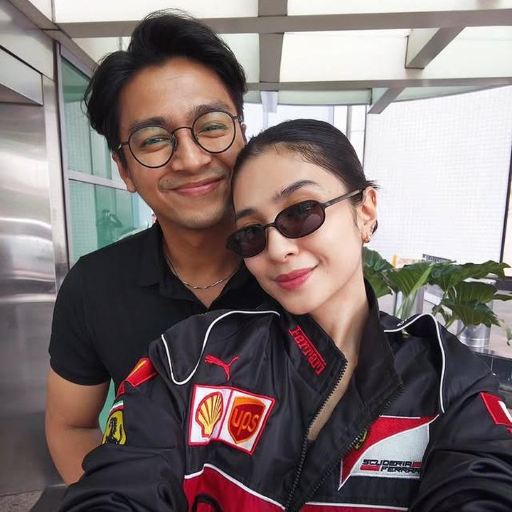 <p>Meski memiliki kesibukan masing-masing, Mikha dan Deva selalu saling mendukung satu sama lain. Pasangan ini sama-sama sukses di dunia akting, Mikha lewat film <em>Abadi Nan Jaya</em> dan Deva melalui film <em>La Tahzan</em>. Bahkan, keduanya juga pernah beradu akting dalam sebuah serial yang cukup populer, yakni <em>Blood Course</em>. (Foto: Instagram @miktambayong)</p>