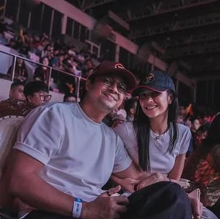 <p>Deva juga menceritakan perjuangan Mikha selama proses syuting berlangsung, Bunda. &ldquo;Saya masih ingat malam-malam di setiap kamu pulang dari set, capek, tapi matamu bercahaya. Terselip gembira di sela-sela letih kamu bercerita. Dari situ saya paham, film ini bukan cuma pekerjaan. Ini bagian dari hatimu, hidupmu. Dan setelah menonton hasilnya untuk pertama kalinya semalam, saya harus bilang: kamu melampaui apa yang ada di kepala. Film ini bernyawa, dan kamu jantungnya,&rdquo; kata Deva. (Foto: Instagram @miktambayong)</p>