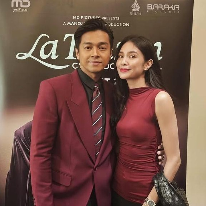 <p>Tak hanya Deva yang selalu memberikan dukungan, Mikha juga menunjukkan hal yang serupa, Bunda. Beberapa waktu lalu, ia datang ke <em>pre screening</em> film <em>La Tahzan</em> yang dibintangi oleh sang suami. &ldquo;Kepada bintangku di setiap cerita dan pencuri di setiap adegan, hasil kerja kerasmu akan segera disaksikan lagi oleh banyak orang, dan aku sangat bangga dengan disiplin serta dedikasi yang kamu tunjukkan. Kamu memang harus melewati beberapa rintangan di sana-sini saat mengerjakan proyek ini, tetapi kamu berhasil melewatinya. Selamat, sayang!&rdquo; tulis Mikha Tambayong lewat Instagramnya. (Foto: Instagram @miktambayong)</p>