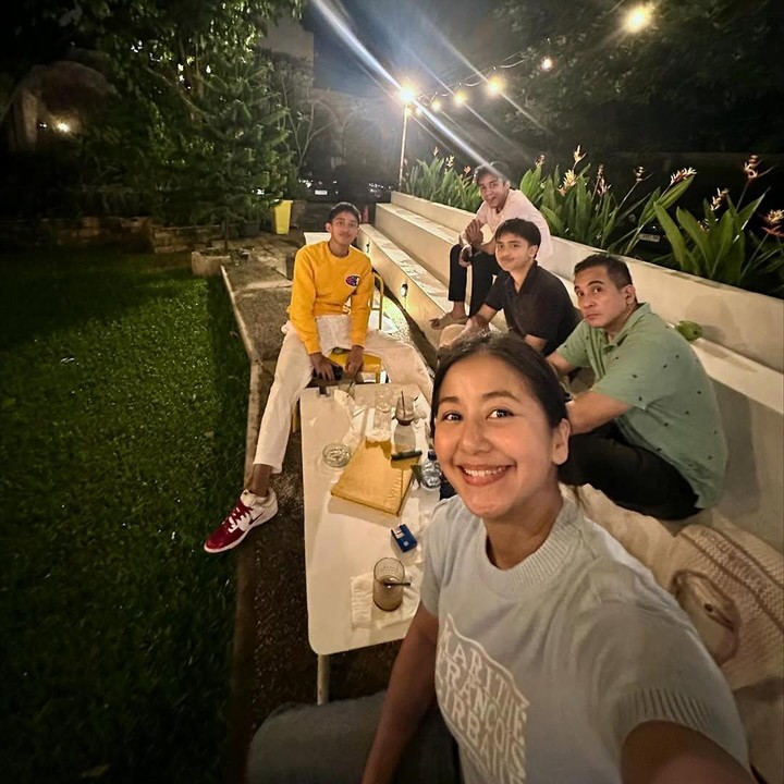 <p>Amara dan Frans Mohede menikah pada 1 Desember 1999 di Hongkong. Pernikahan mereka yang hampir menginjak 26 tahun diwarnai dengan kehadiran tiga anak laki-laki yang kini telah beranjak dewasa. (Foto: Instagram @amaranggana)</p>