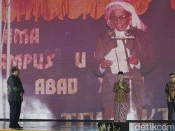 KH Mahrus Aly Ulama Pejuang dan Pionir Pendidikan Terima Anugerah Adiluhung