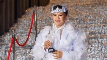 Berita Seputar Selebriti Insertlive Terkini : Penampilan Anwar BAB Pakai Baju Serba Putih Jadi Sorotan