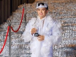 Penampilan Anwar BAB Pakai Baju Serba Putih Jadi Sorotan