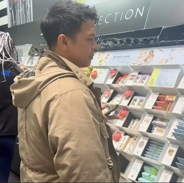 Papa Sayang Anak, 7 Momen Ariel NOAH Belanja Kosmetik Titipan Alleia di New York