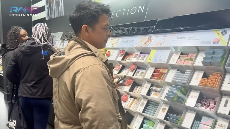 Ariel NOAH beli kosmetik titipan Alleia di New York.