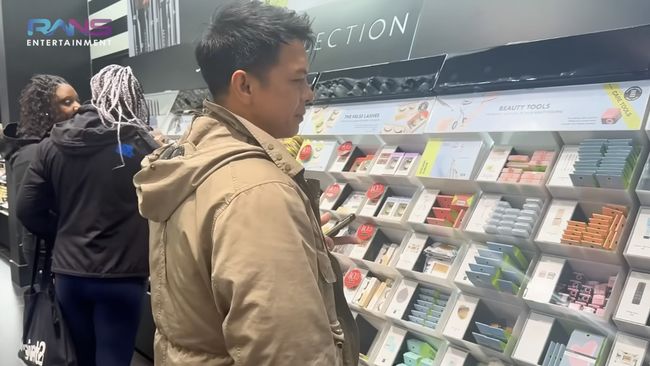 Papa Sayang Anak, 7 Momen Ariel NOAH Belanja Kosmetik Titipan Alleia di New York