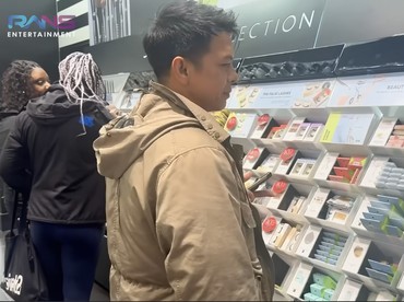Papa Sayang Anak, 7 Momen Ariel NOAH Belanja Kosmetik Titipan Alleia di New York