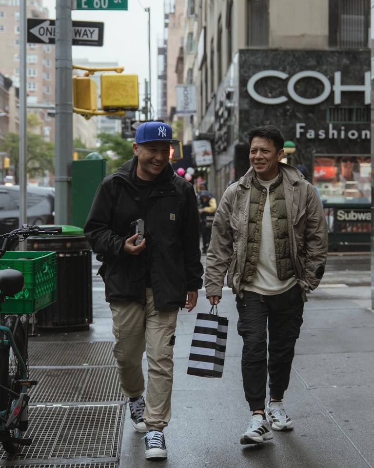 Ariel NOAH beli kosmetik titipan Alleia di New York.