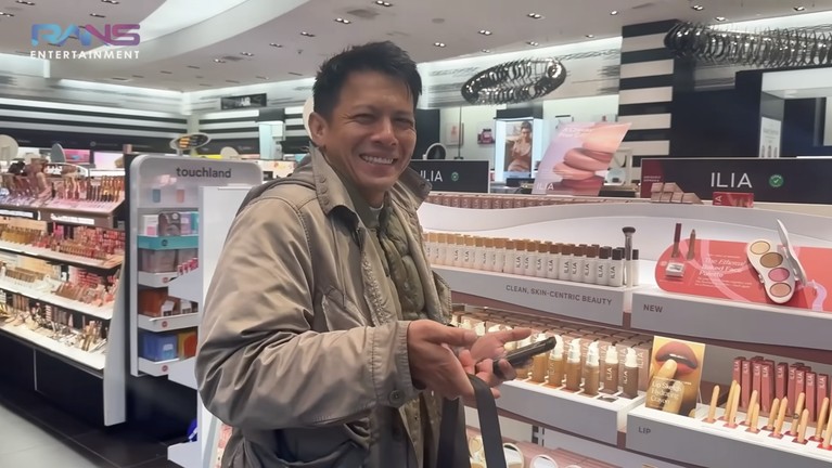 Ariel NOAH beli kosmetik titipan Alleia di New York.