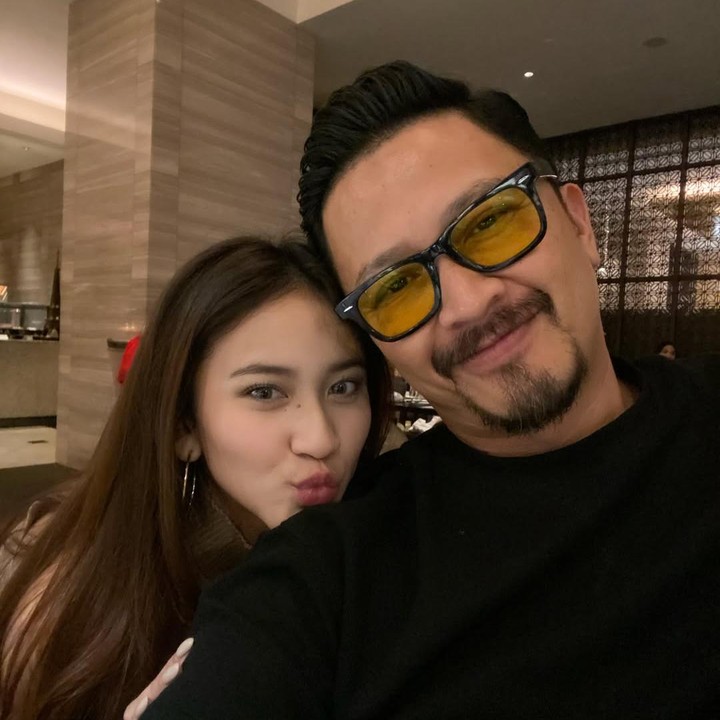 <p>Aktor Ferry Maryadi memiliki anak perempuan bernama Leya Princy yang berusia 18 tahun. Leya tumbuh menjadi remaja yang cantik dan kini mulai meniti karier di dunia akting. Ferry diketahui sangat dekat dengan anak perempuannya, Bunda. Pada hari kelulusan SMA Leya, Ferry datang dan sempat mengungkap perasaannya yang tak menyangka kalau sang putri sudah beranjak dewasa. "Perasaan br kmrn dibisikin adzan, gantiin popok, skr lulus SMA, trus nanti.. aaaaargh sudahlah," ungkap Ferry dalam unggahan di Instagram. (Foto: Instagram @kangferrymaryadi)</p>