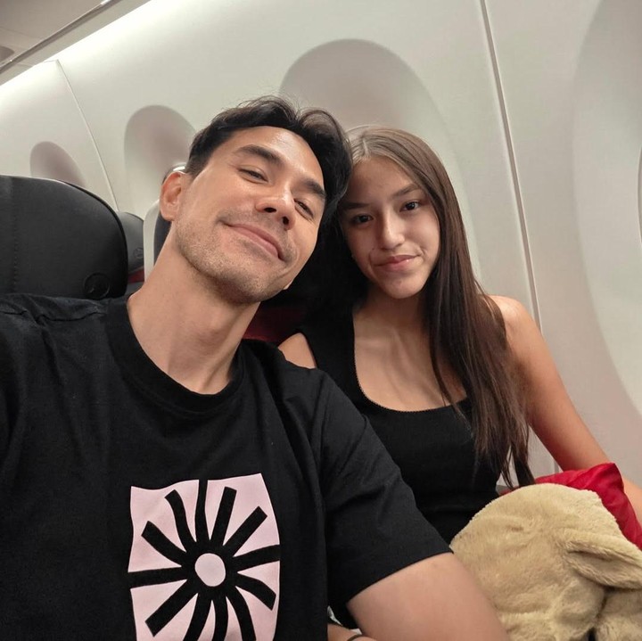 <p>Anak bungsu aktor Darius Sinathrya, Quenesia Sabrina Sinathrya, tumbuh menjadi remaja 14 tahun yang cantik. Sabrina kini menetap di Portugal untuk melanjutkan sekolahnya. Darius dikenal sangat dekat dengan putrinya ini, Bunda. Pria 40 tahun ini bahkan pernah membagikan momen <em>quality time</em>-nya bersama sang putri, seperti menonton film dan <em>dinner</em> bersama. Istri Darius, Donna Agnesia juga pernah mengungkap kedekatan suaminya dengan sang&nbsp;putri. "Ayah adalah cinta pertama anak gadisnya, &amp; kebahagiaan seorang ibu melihat betapa anak2 masih membutuhkan kasih sayang orang tuanya," tulis Donna di Instagram. (Foto: Instagram @darius_sinathrya)</p>