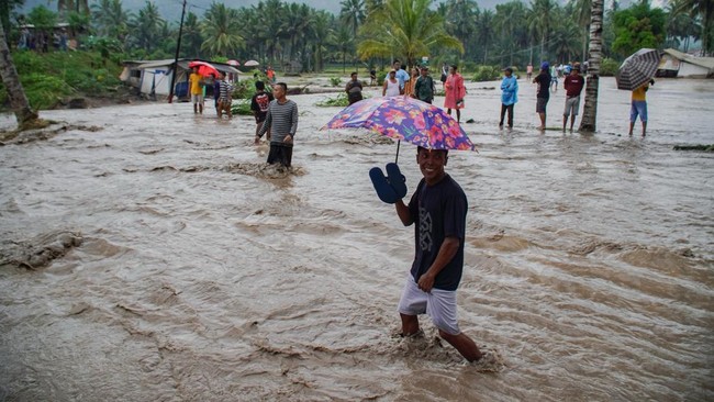 Ratusan warga di Desa Gondoruso, Kabupaten Lumajang, Jawa Timur dikabarkan terisolasi akibat banjir lahar Gunung Semeru usai hujan deras, Rabu (5/11).