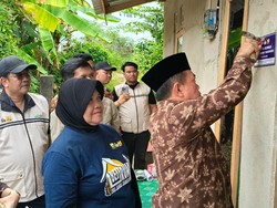 Al Haris Serahkan Bantuan Bedah Rumah untuk 86 KK di Jambi