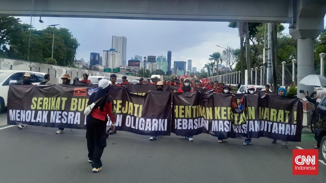 Lalu lintas di Jalan Gatot Subroto tersendat imbas demonstrasi yang digelar ratusan buruh dari berbagai daerah di depan gedung DPR RI.