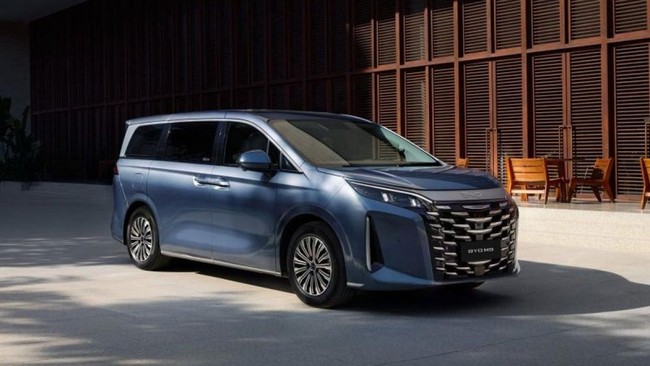 BYD M9 hybrid model 2026 dengan berbagai pembaruan diluncurkan di China.
