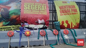 Demo di DPR, Massa Buruh KASBI Bawa Boneka Gurita Korupsi