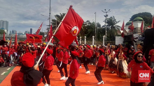 Massa buruh KASBI demo di DPR, mengeluhkan PHK massal. Mereka minta DPR bantu selesaikan masalah dan libatkan buruh dalam RUU Ketenagakerjaan.