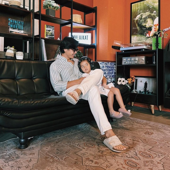 <p>Dion memang memiliki hubungan yang sangat dekat dengan putri kecilnya yang kini berusia empat tahun. Ia juga kerap membagikan momen kebersamaan mereka di media sosial, seperti foto berikut ini.&nbsp;(Foto: Instagram @dionwiyoko)</p>