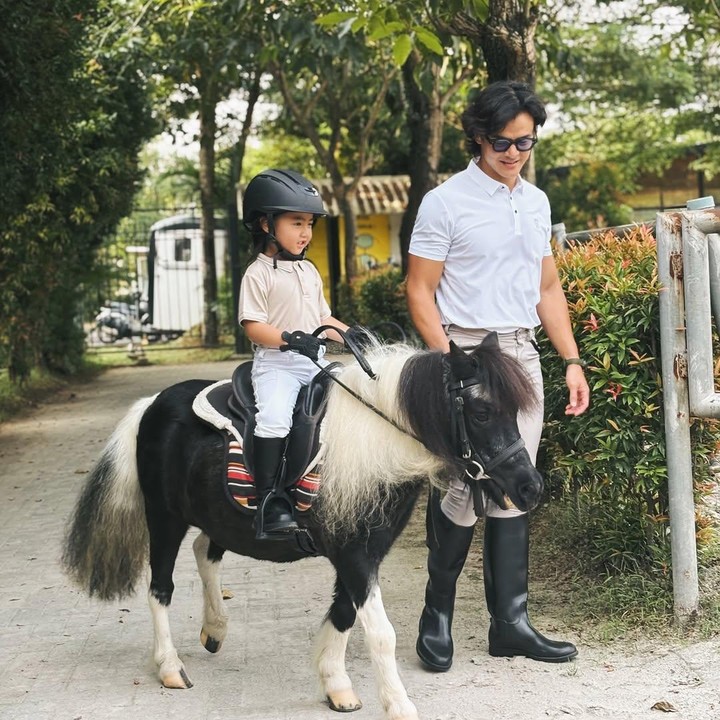 <p>Ia menambahkan bahwa dirinya akan terus berusaha memberikan yang terbaik untuk putrinya. &ldquo;Setiap kesempatan bisa nemenin GG, papa selalu merasakan bisa bertumbuh dan belajar bersama. Dan yg papa selalu ingat dan yakini adalah papa akan selalu mengusahakan yg terbaik utk GG. Amin,&rdquo; tuturnya.&nbsp;(Foto: Instagram @dionwiyoko)</p>