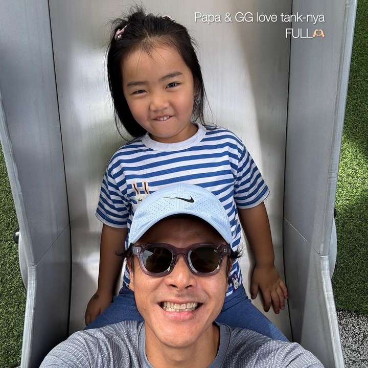 <p>Momen berharga itu dibagikan langsung oleh Dion lewat beberapa foto penuh makna yang diunggah di akun Instagram pribadinya. Ia bercerita bahwa selama satu minggu terakhir, akhirnya bisa mengantar putri semata wayangnya ke sekolah. &ldquo;Bersyukur, seminggu ini bisa tiap hari anter GG ke sekolah. Ngobrolin bisa apa aja dan nemenin GG main di playground pas sampenya kepagian,&rdquo; tulis Dion, dikutip dari laman Instagram <em>@dionwiyoko,</em> Kamis (6/11/2025).&nbsp;(Foto: Instagram @dionwiyoko)</p>