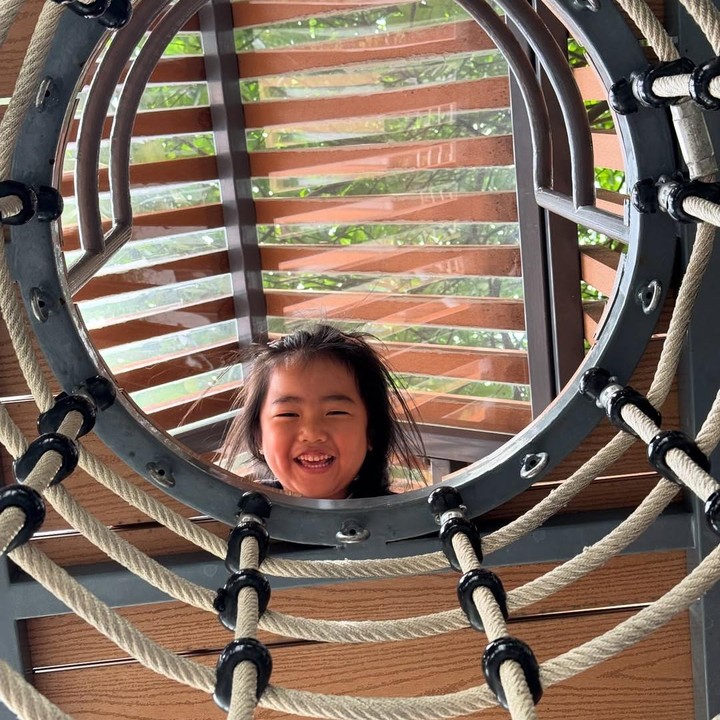 <p>Dalam<em> postingan</em> itu, Dion juga menuliskan pesan menyentuh yang ditujukan untuk sang putri. &ldquo;GG, papa memang bukan papa yang sempurna. Papa enggak punya pengalaman masa kecil yang bisa papa bagikan ke kamu,&rdquo; ujar Dion.&nbsp;(Foto: Instagram @dionwiyoko)</p>