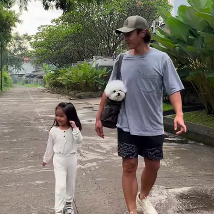 <p>Bekerja sebagai aktor membuat Dion Wiyoko kerap disibukkan dengan berbagai proyek, baik film maupun kerja sama dengan sejumlah brand. Namun, belakangan ini ia mengaku bersyukur karena bisa meluangkan waktu bersama sang putri, Gianna Mae Wiyoko. (Foto: Instagram @dionwiyoko)</p>