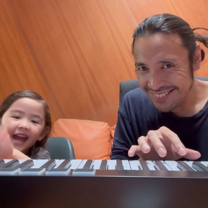 <p>Ayah dua anak ini terlihat sedang membawakan lagu populer karya Rizky Febian yang berjudul <em>Alamak</em>. Sambil memainkan <em>keyboard</em>-nya, Ello dan Dunia tampak begitu <em>enjoy</em> saat bernyanyi bersama. (Foto: Instagram @marcello_tahitoe)</p>