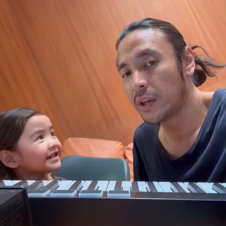 <p>Dalam unggahannya, Dunia terlihat sangat hapal dengan lagunya nih, Bunda. Lucunya lagi, ia sempat meminta sang Ayah untuk bergantian, kali ini Ello yang bernyanyi sementara dirinya bermain <em>keyboard</em>. (Foto: Instagram @marcello_tahitoe)</p>