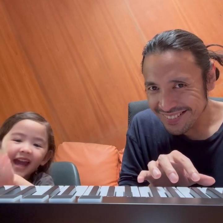 <p>Melihat kedekatan mereka, tak sedikit warganet yang merasa gemas melihatnya. "Suka lihat anak perempuan lg sibuk dengan papanya," tulis akun Instagram&nbsp;<em>@per****</em>. "Lucuu babanya harus ijin dulu megang pianonya," kata <em>@ith****</em>. "Dunia sama papa Ello kerennn bgt," tambah<em> @yun****</em>. (Foto: Instagram @marcello_tahitoe)</p>