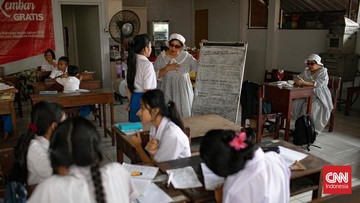 FOTO: Ibu Guru Kembar, Tiga Dekade Mengabdi buat Anak Jalanan di Jakut