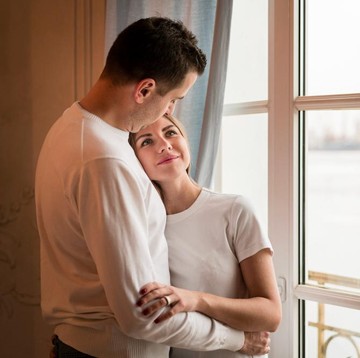 7 Ciri Pria yang Dibesarkan oleh Seorang Ibu Hebat, Bisa Jadi Pasangan Terbaik!