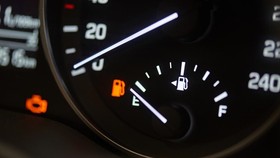 Cara Mengetahui Posisi Tangki Bensin dari Dalam Mobil