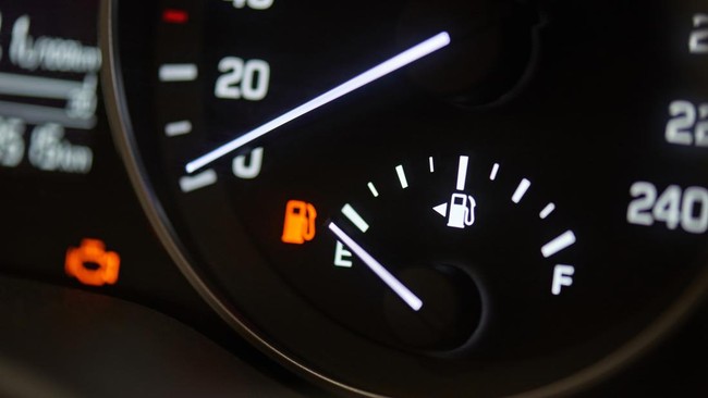 Tak perlu repot-repot karena semua itu bisa diketahui dengan mudah melalui panel instrumen dari dalam mobil Anda.