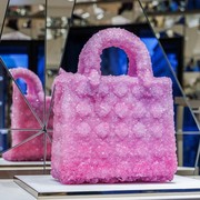 Seniman Belgia Ubah Lady Dior Jadi Kristal 