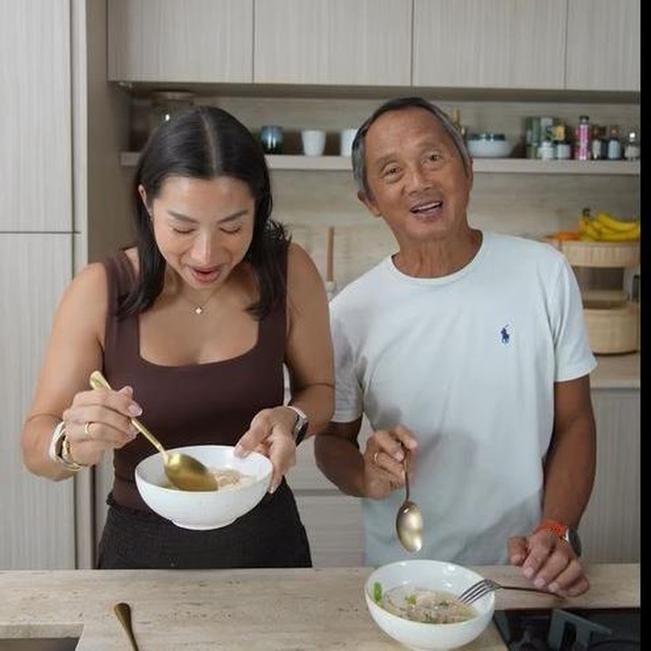 <p>Kekompakan Jennifer Bachdim dan sang Ayah memasak seblak sehat membuahkan hasil manis, Bunda. Seblak sehat yang dibuat oleh keduanya berhasil dan rasanya enak. "Kita coba buat versi yang sehat dan ternyata enak banget!! #teamBachdimTries," ujar Jennifer Bachdim. Setelah mencicipi makanan, Jennifer Bachdim juga langsung memaluk ayahnya sebagai ekspresi bahagia karena masakah yang dibuatnya dan sang Ayah berhasil. (Foto: Instagram @jenniferbachdim)</p>