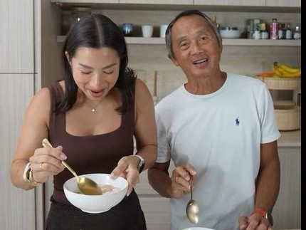 Jennifer Bachdim Seru-Seruan Masak Seblak Sehat Bareng Ayahanda, Intip Potret Kekompakannya