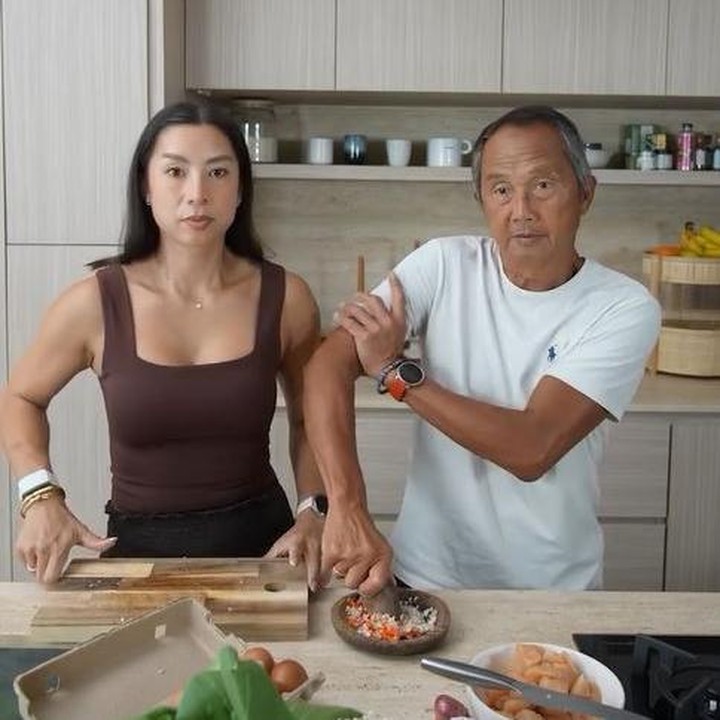 <p>Selama proses membuat seblak, Jennifer Bachdim dan sang ayah beberapa kali memamerkan kekompakan. Ayah dan anak ini tampaknya memilkiki tugas masing-masing dalam memasak. Bila Jennifer Bachdim bertugas memotong bahan seblak, maka ayahnya bertugas untuk menghaluskan bumbu dengan cobek dan ulekan. (Foto: Instagram @jenniferbachdim)</p>