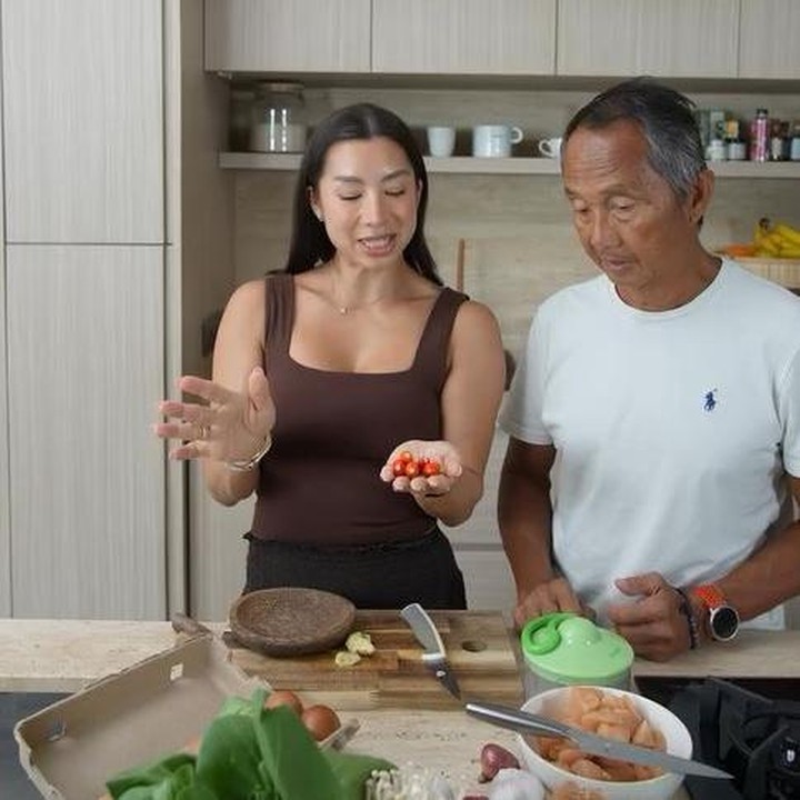 <p>Influencer dan Bunda empat anak Jennifer Bachdim dikenal sebagai perempuan yang peduli dengan kesehatan. Baru-baru ini, Jennifer Bachdim membuat konten memasak makanan sehat bersama ayahnya. (Foto: Instagram @jenniferbachdim)</p>