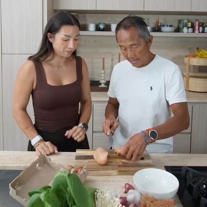 <p>Melalui unggahan di Instagram, Jennifer Bachdim membagikan keseruannya saat memasak seblak sehat bersama sang ayah. Keduanya membuat seblak dengan mengikuti resep dari TikTok. (Foto: Instagram @jenniferbachdim)</p>