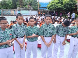 6 Bocah SD Cipayung Penemu HP Dihadiahi Peralatan Sekolah: Terima Kasih Pak Kapolda