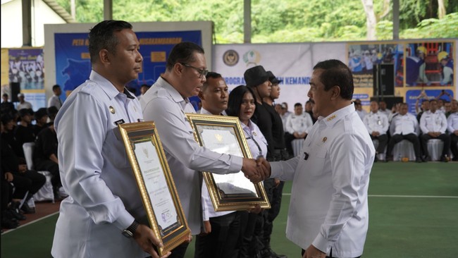 Melalui pembinaan dan penghargaan bagi pegawai, Kemenimipas berupaya membangun lingkungan kerja positif dan berorientasi terhadap pelayanan.