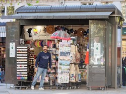 Lupakan Eiffel, Ini Ikon Baru Paris: Kios Koran!