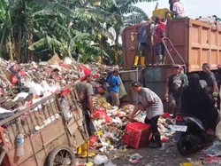Warga Keluhkan Tumpukan Sampah di Penggilingan: Bau dan Ganggu Lalin