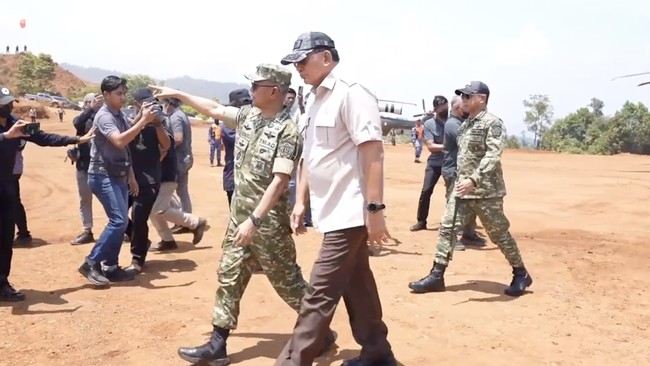 Sjafrie didampingi sejumlah pejabat tinggi yakni Jaksa Agung, Panglima TNI, Kapolri, Kepala BPKP, Kepala Staf Umum TNI, dan Jampidsus.